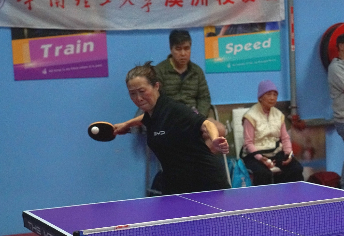 乒乓球联谊赛现场精彩瞬间