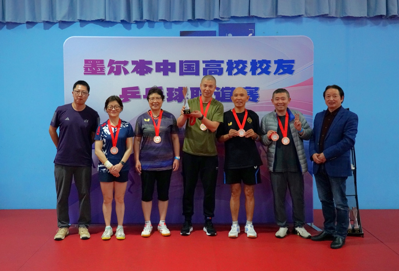 颁奖嘉宾与A组季军湖南大学联队合影